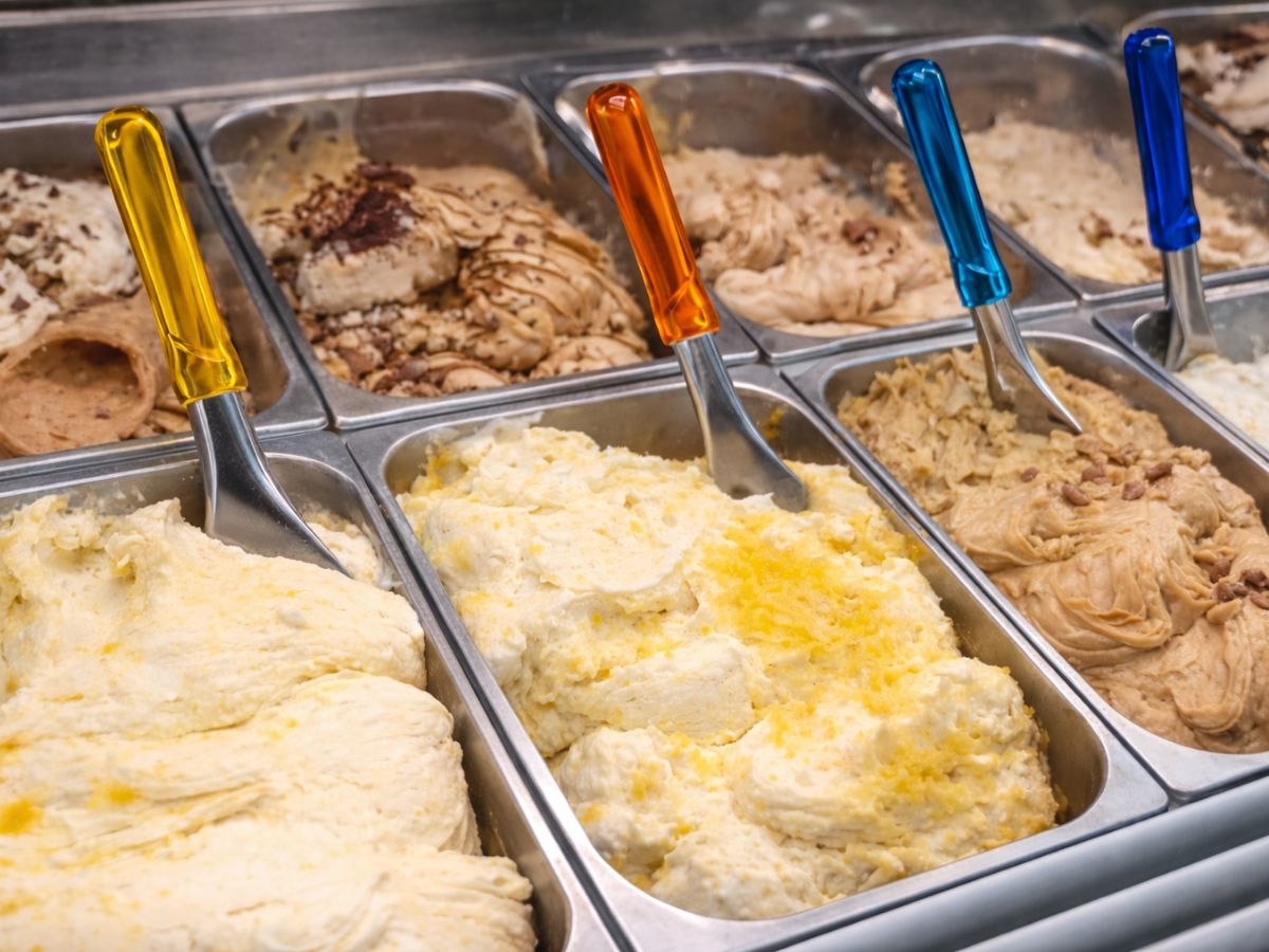 Spatola lunga utilizzata per servire il gelato nelle vaschette da vetrina